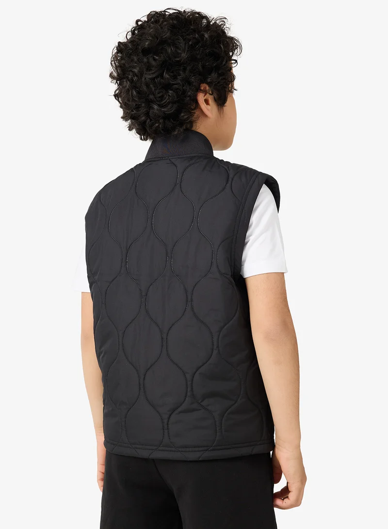 كالفن كلاين جينز سترة منتفخة بدون أكمام بشعار الشباب